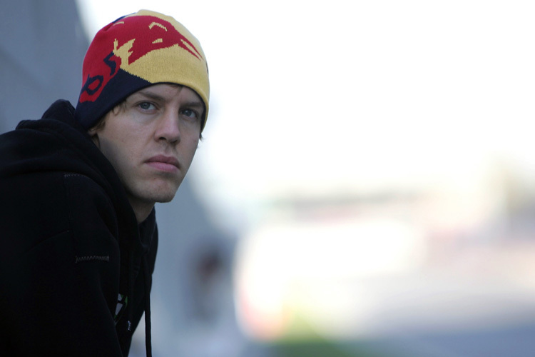 Sebastian Vettel beim Beobachten der Konkurrenz