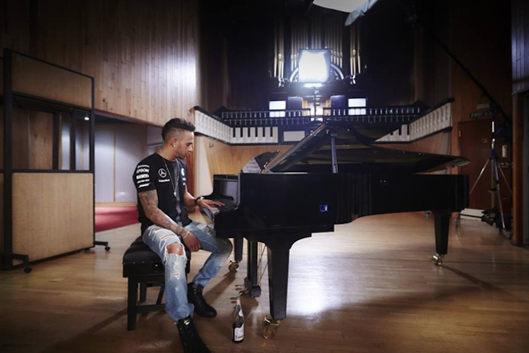 Lewis Hamilton am Klavier