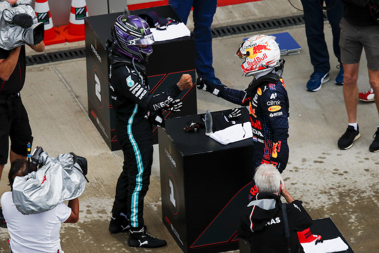Max Verstappen gratuliert Lewis Hamilton