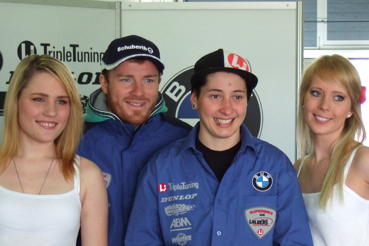 Stefan Nebel und Lucy Glöckner (Mitte) testen für die IDM Superbike