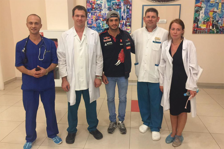 Carlos Sainz und einige Fachkräfte im Krankenhaus von Sotschi