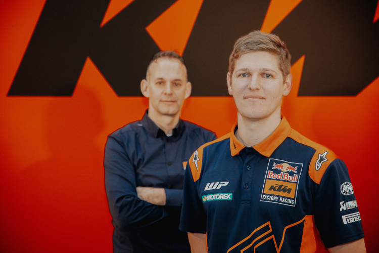 Der neue Red Bull-KTM-Teammanager Harry Norton (links dahinter Robert Jonas)