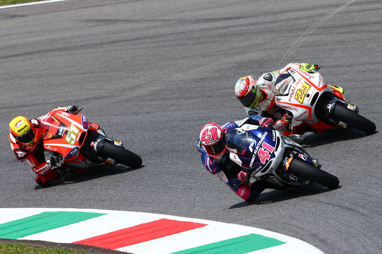 ln Mugello kämpfte Aleix Espargaró (41) mit den Ducati-Werksfahrern Iannone und Pirro (li.)