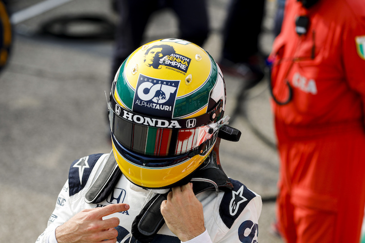 Pierre Gasly in Imola 2020 mit dem Senna-Helm