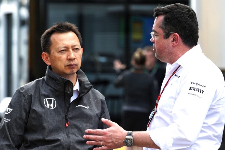 Honda-Projektleiter Yusuke Hasegawa mit McLaren-Teamchef Eric Boullier in Silverstone
