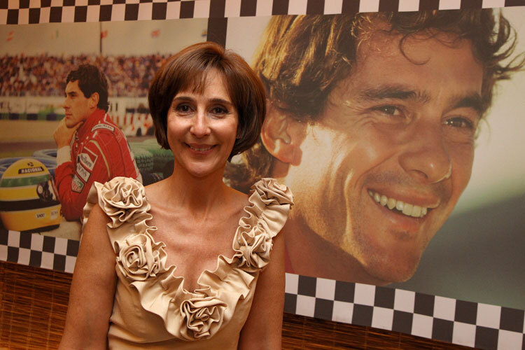 Viviane Senna vor dem Plakat des Films «Senna»