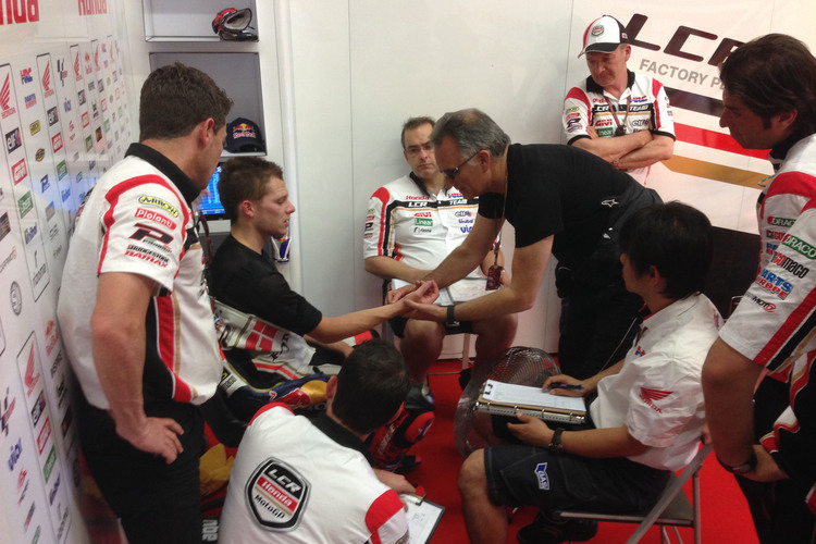 Unmittelbar nach dem Jerez-GP: Dr. Mir (schwarzes T-Shirt) untersucht Bradl in der Box