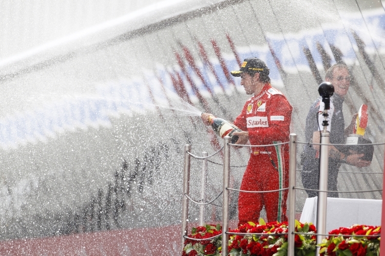 Fernando Alonso ist nun punktgleich mit WM-Leader Vettel