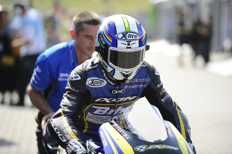 Marcel Schrötter wird trotz der Unterarm-OP am Freitag in Sachsen auf seine Moto2-Maschine steigen