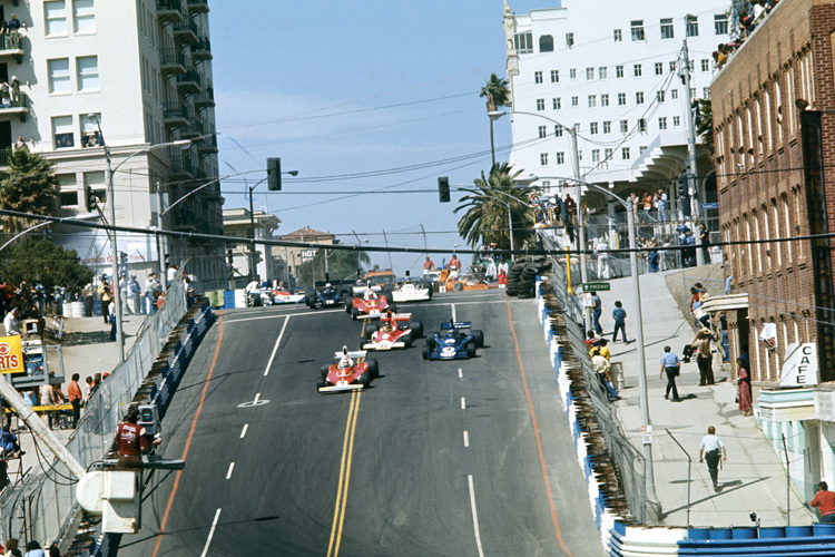 Long Beach 1976: Clay Regazzoni führt im Ferrari das Feld an