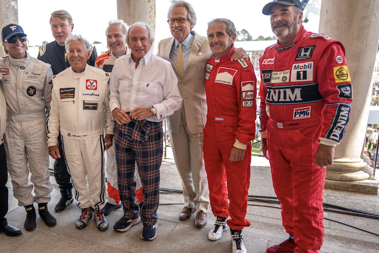 Nigel Mansell (ganz rechts) zusammen mit seinen Weltmeister-Kollegen Emerson Fittipaldi, Mika Häkkinen, Mario Andretti, Jacques Villeneuve, Jackie Stewart und Alain Prost (von links).
