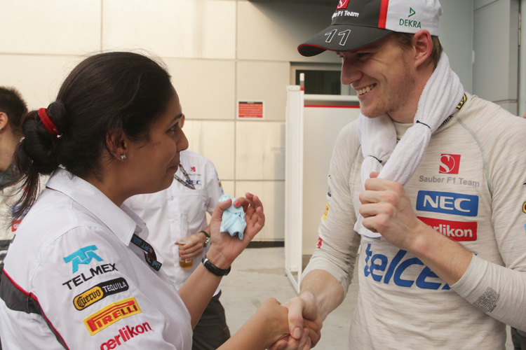 So sollte das immer sein: Nico Hülkenberg freut sich mit Teamchefin Monisha Kaltenborn nach dem Malaysia-GP