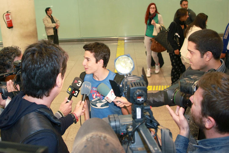 Gefragter Mann: Marc Márquez bei der Ankunft in Barcelona