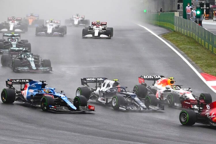 Fernando Alonso, Pierre Gasly und Sergio Pérez stechen in die erste Kurve, Charles Leclerc liegt rechts