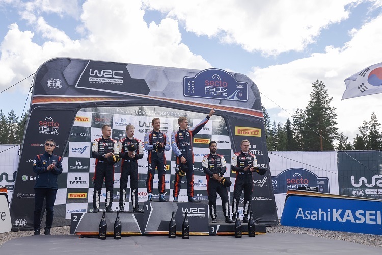Das Siegertreppchen der Rallye Finnland