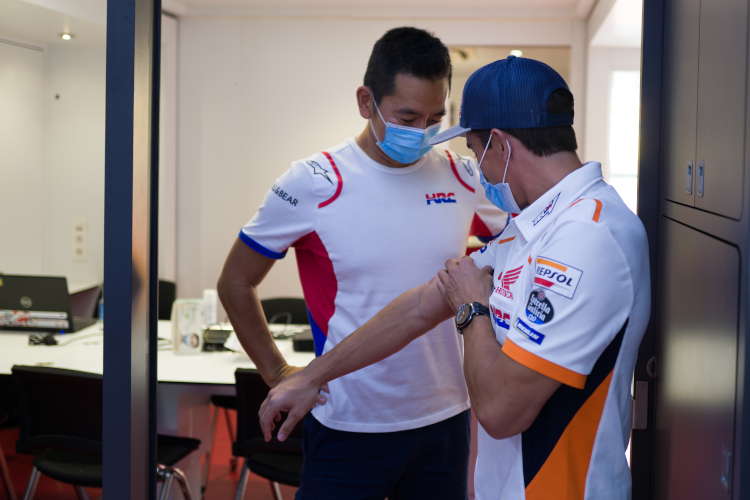 Im September besuchte Marc Márquez beim Catalunya-GP das Honda-Team, hier mit MotoGP-Projektleiter Takeo Yokoyama