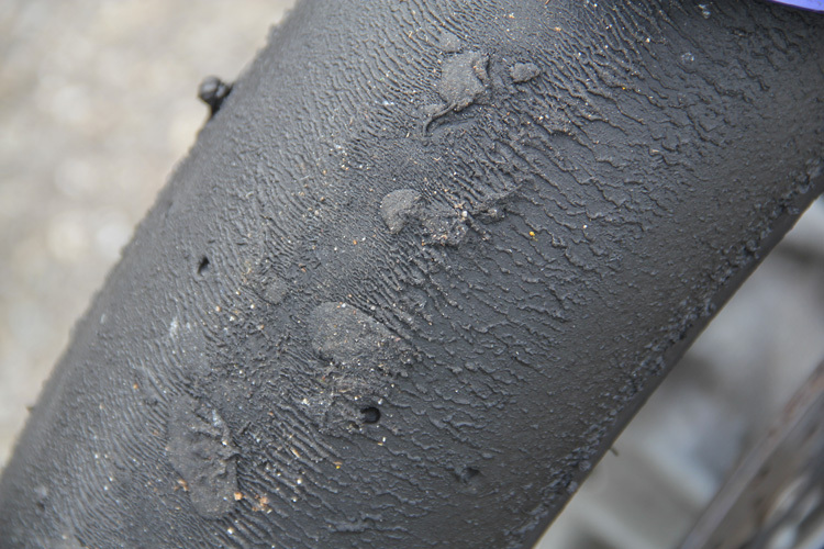 Reifenabriebbild vorne, die Gummibatzen wurden in der Ausfahrt von der Rennstrecke aufgesammelt