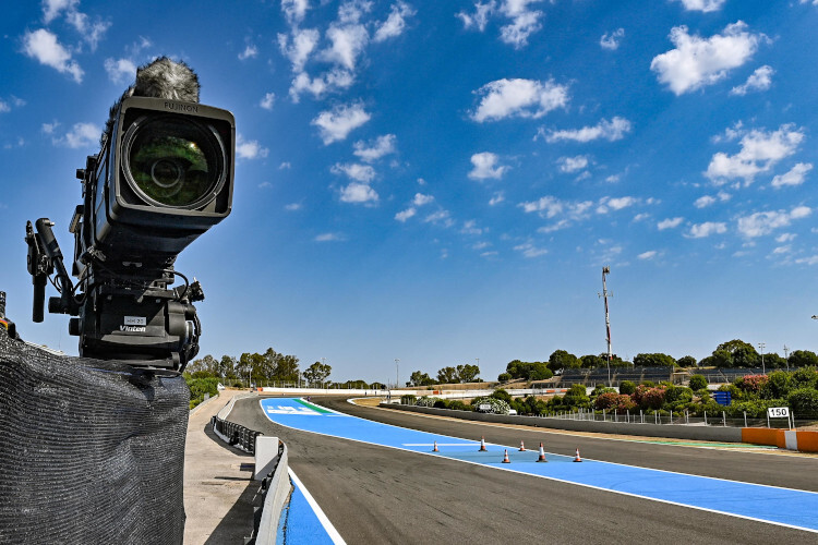 Die TV-Kameras fangen die Action beim ersten Geisterrennen für die MotoGP-Fans ein