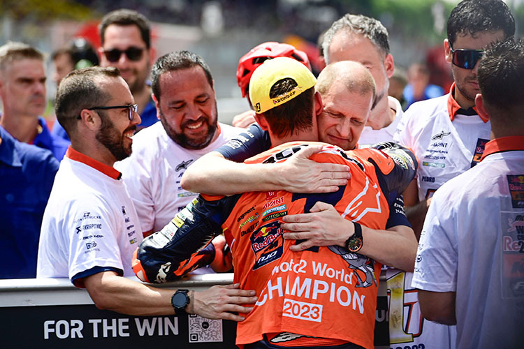 Jubelstimmung bei Red Bull KTM: Teamchef Aki Ajo umarmt den neuen World Champion 