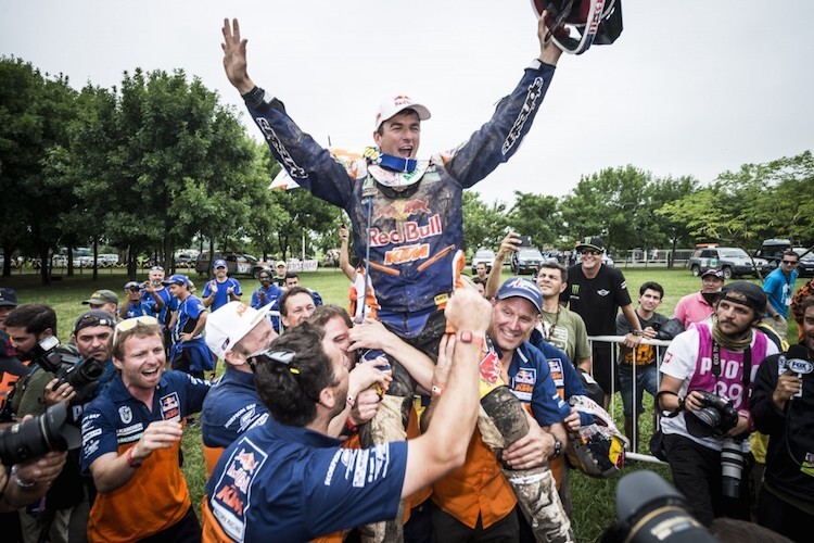 Dakar-Legende Marc Coma wird von seinem KTM-Team auf Händen getragen