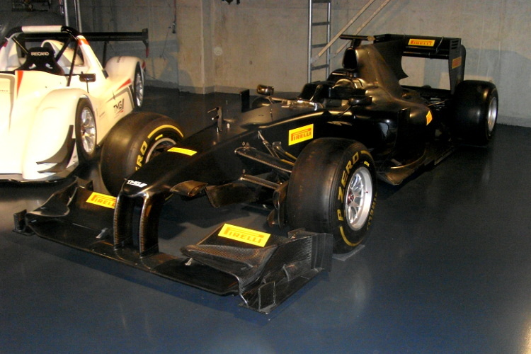 Mit dem Toyota TF109 teste Pirelli fuer den F1-Einstieg