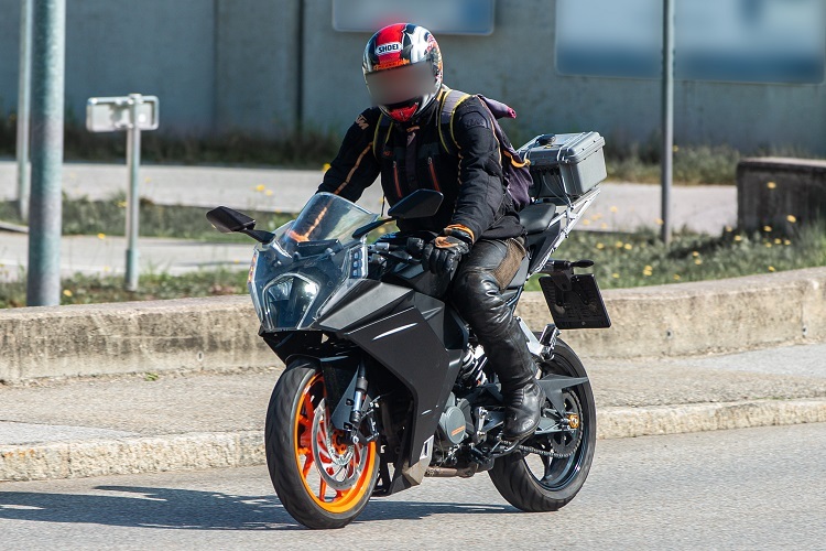 Vorserien-Motorrad der KTM RC390: Neu gestaltete Front, voluminösere Verkleidung
