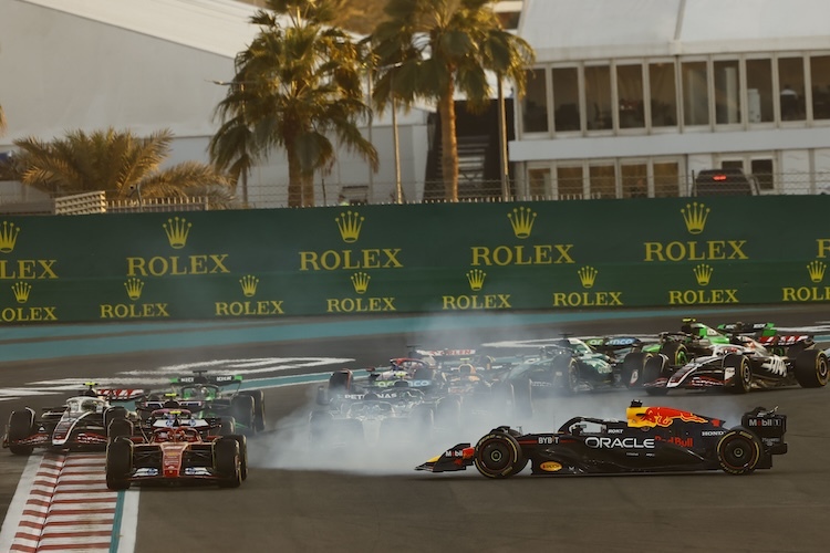 Abu Dhabi 2024: Max Verstappen (rechts) hat sich mit Piastri angelegt und den Kürzeren gezogen