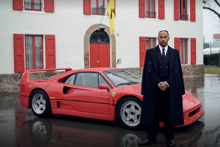 Hamilton vor dem legendären Haus von Enzo Ferrari in Fiorano