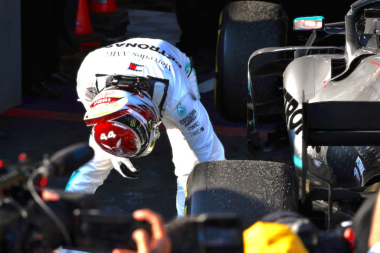 Lewis Hamilton entdeckte erst nach der Zieldurchfahrt in Melbourne, dass der Unterboden seines Silberpfeils nicht heil geblieben war