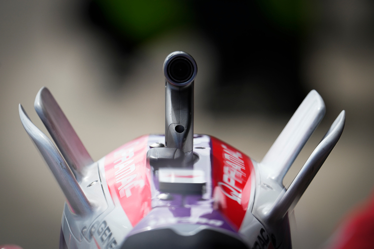 Eine Pramac-Ducati mit Pokémon-Flügel steht auf der Pole