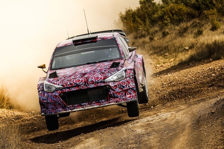 Der neue Hyundai i20 WRC beim Schottertest in Frankreich