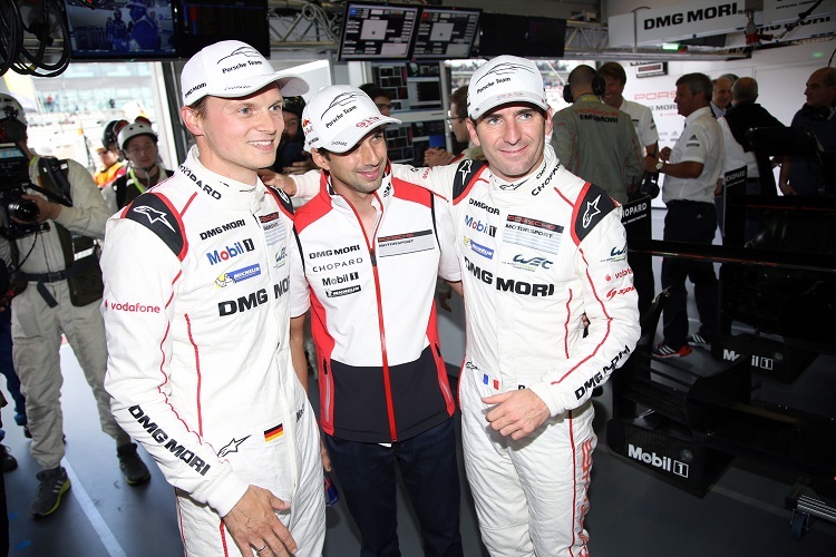 Strahlende Piloten: Marc Lieb (li.) und Romain Dumas (re.) fuhren die schnellste Quali-Zeit bei der FIA WEC am Nürburgring. In der Mitte: Wagenpartner Neel Jani