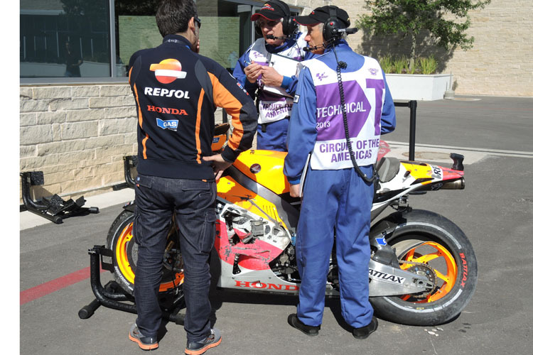 Márquez-Crew-Chief Santi Hernández (li.) nimmt das Crash-Bike in Empfang