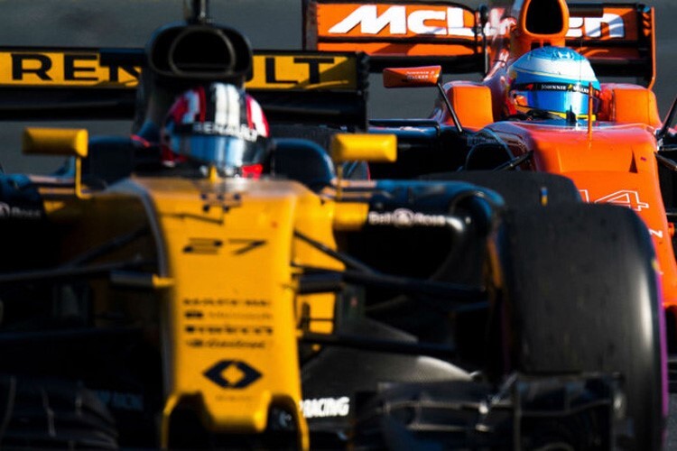 Nico Hülkenberg im Renault vor Fernando Alonso im McLaren