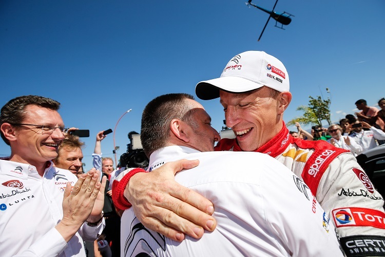 Citroën-Sportchef Yves Matton umarmt Kris Meeke
