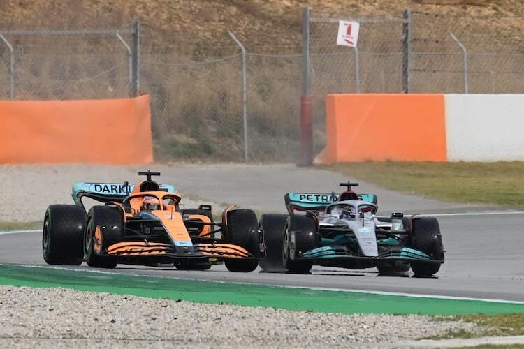 Daniel Ricciardo (McLaren) und Lewis Hamilton (Mercedes)