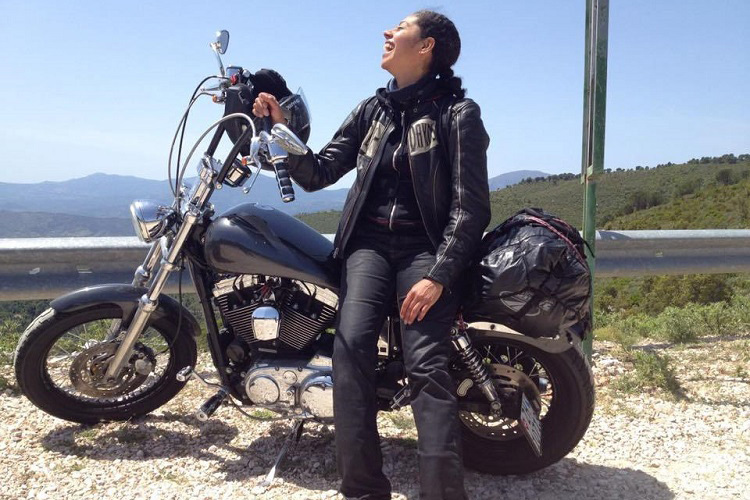 Angie Watalet auf Harley-Davidson