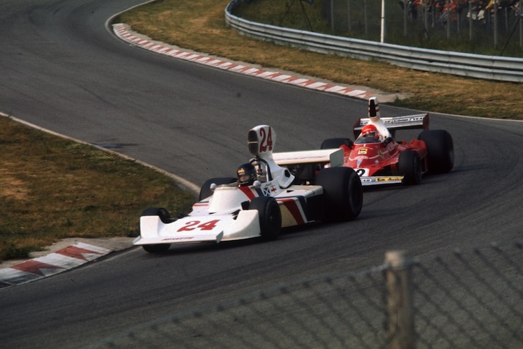Zandvoort 1975: James Hunt im Hesketh vor Niki Lauda im Ferrari