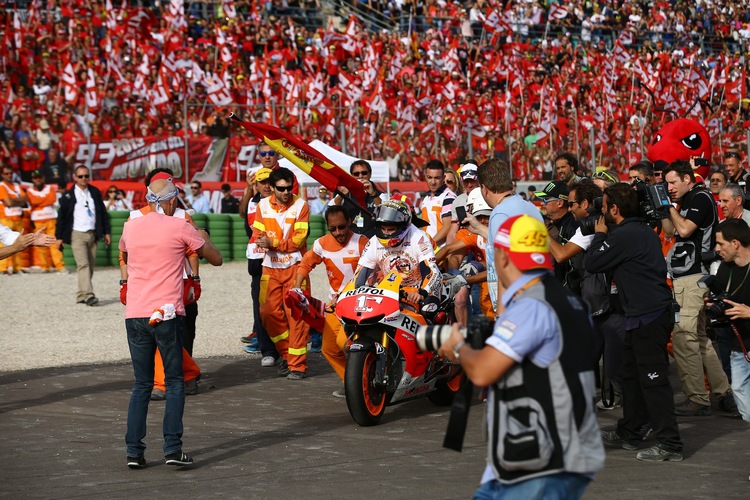Marc Marquez lässt sich von den 100.000 spanischen Fans feiern