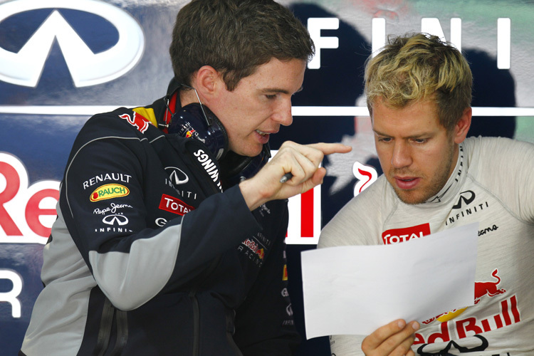 Sebastian Vettel beim Datenstudium