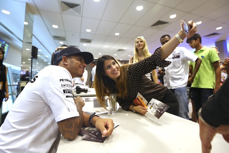 Ein Selfie mit Lewis Hamilton ...