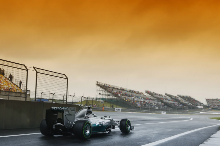 Lewis Hamilton: Auch in China wurde auf nasser Bahn gekämpft