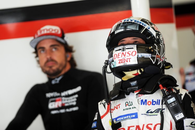 Kamui Kobayashi (mit Helm) und Fernando Alonso in der Toyota-Box