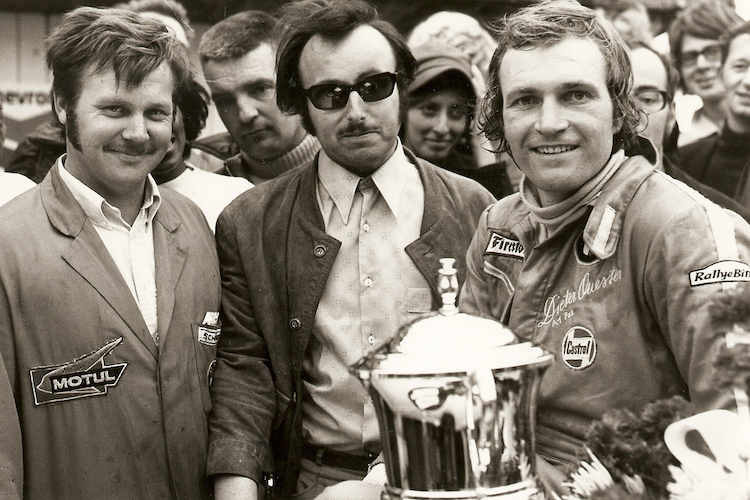 Die Schnitzers mit Dieter Quester nach dem Sieg in Zandvoort 1971