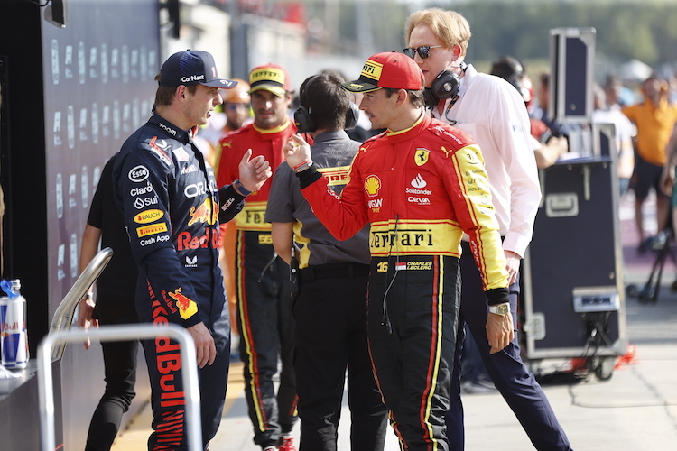 Max Verstappen und Charles Leclerc in Monza, hinten Carlos Sainz
