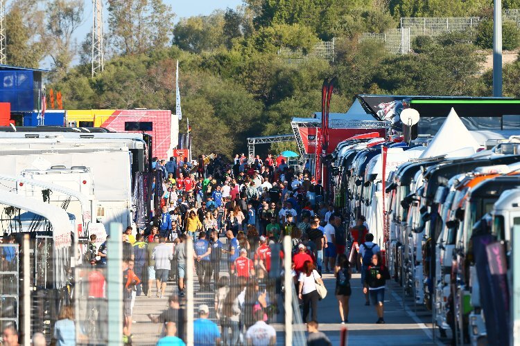 Das SBK-Fahrerlager ist auch in Jerez offen