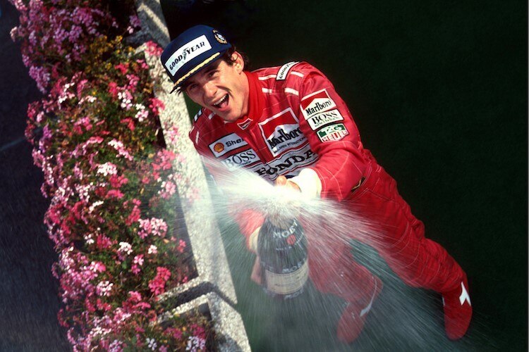Ayrton Senna versprüht Sieger-Champagner