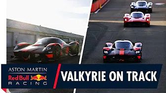 Verstappen und Albon mit dem Hypercar am Silverstone Circuit