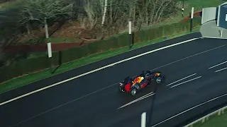 F1 2022 - Max Verstappen fährt den RB7 um den Red Bull Technology Campus