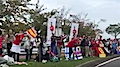 F1 Suzuka 2015 - Fernando Alonso filmt die Fans vor dem Hotel